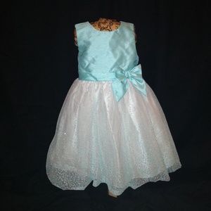 Offers welcome! Gorgeous 4t dress.